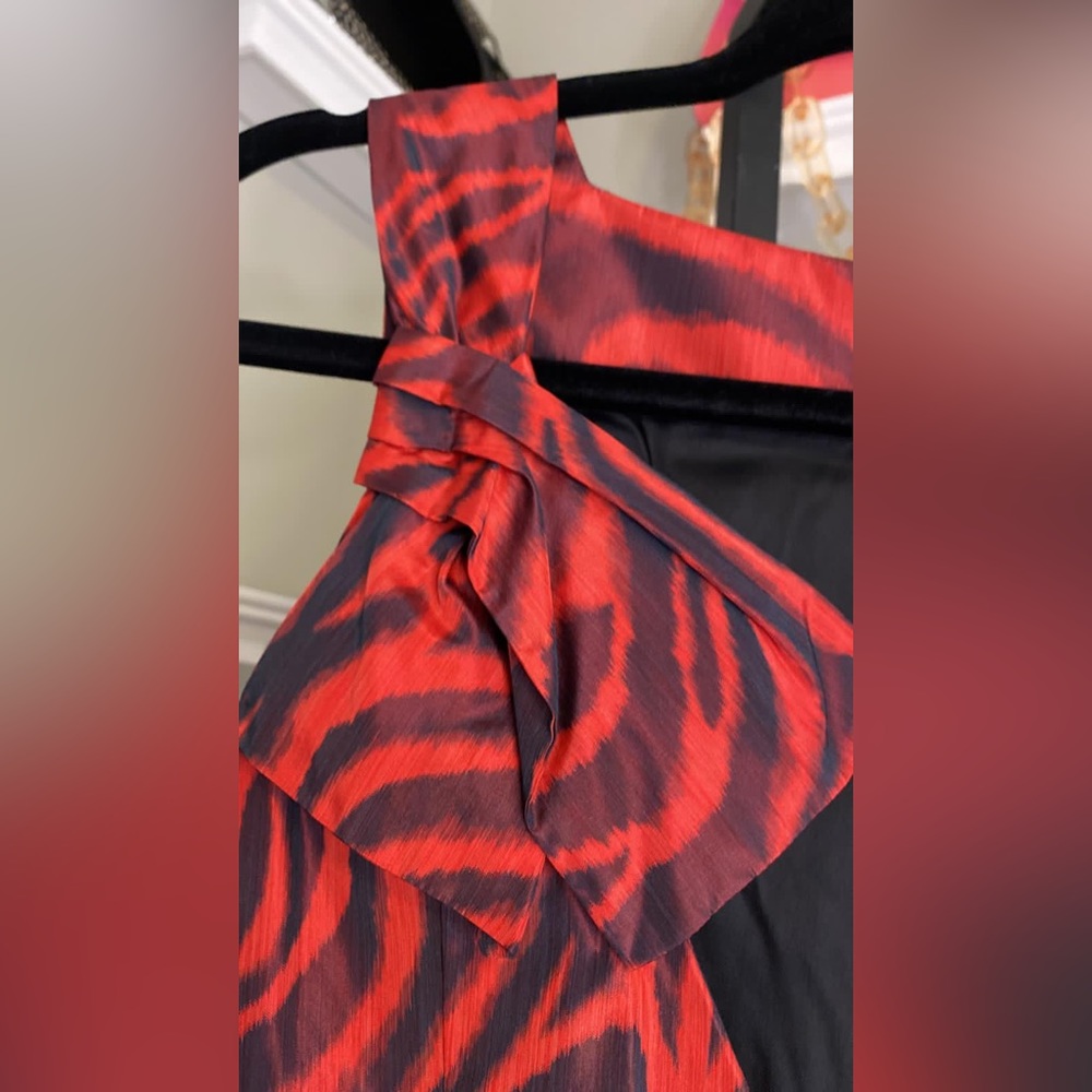 ANIMAL-PRINT SLEEVELESS V-BACK DRESS IN RED - Picture 16 of 16